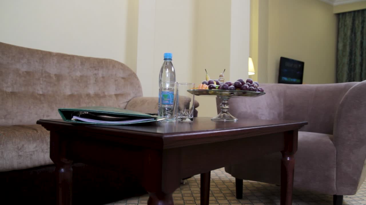 interior de la habitación del hotel con mesa de café y sillón