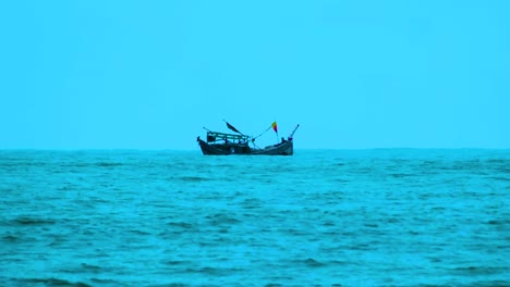 un barco de pesca a la deriva pacíficamente en la bahía de bengala en un día ventoso