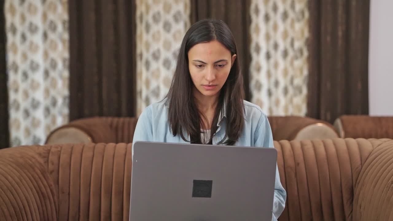 mujer empleada india que trabaja desde casa