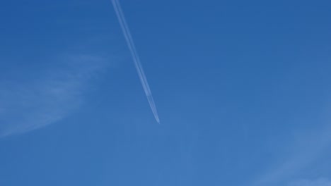 corriente de chorro de avión de 4k sobre un fondo de cielo azul claro