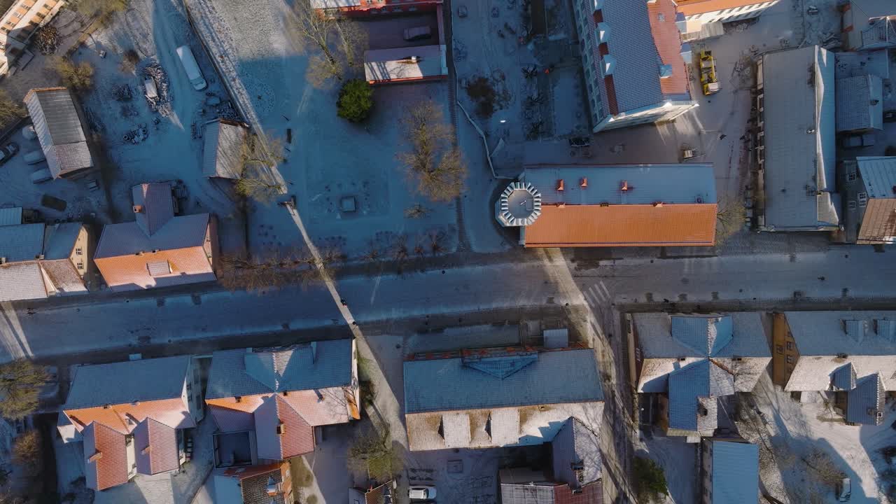 vista aérea del casco antiguo de kuldiga, casas con tejas rojas, día soleado de invierno, calle liepajas desde arriba, destino de viaje, amplia toma de avión no tripulado de ojo de pájaro moviéndose a la derecha