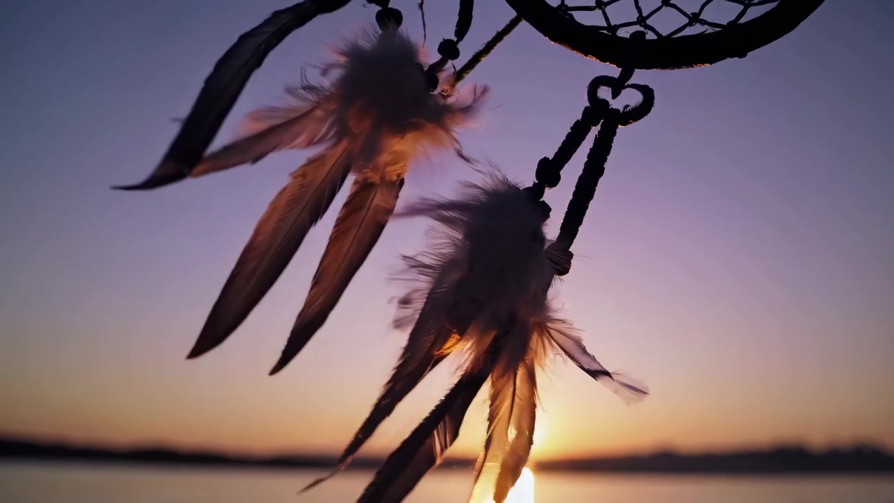 Drømmefanger svajer i vinden ved solnedgang på stranden
