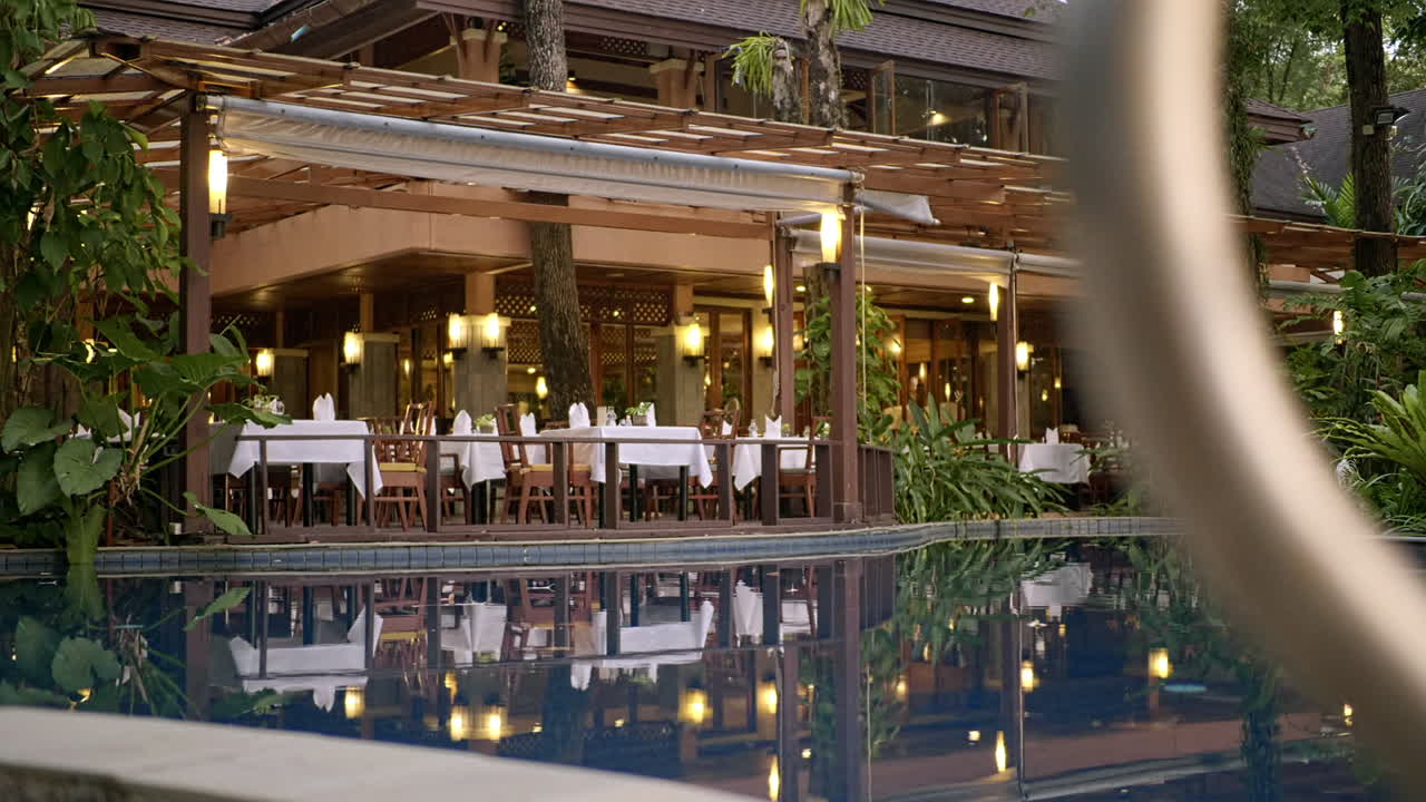 수영장이 있는 저녁 식사 풍경, 카메라 트럭