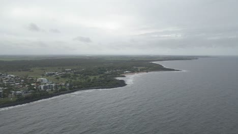 Paisaje-Costero-En-Bundaberg,-Queensland,-Australia---Toma-Aérea-De-Drones