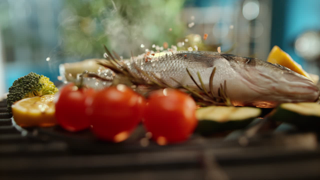 채소와 함께 그릴 된 바다 바스