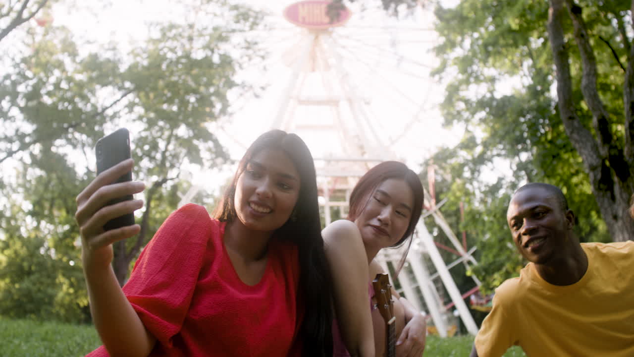 네 명이 사진을 찍고 있습니다.