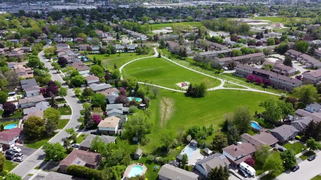 toma aérea volando hacia un parque y parque infantil en un día de verano en milton