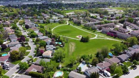 Toma-Aérea-Volando-Hacia-Un-Parque-Y-Parque-Infantil-En-Un-Día-De-Verano-En-Milton