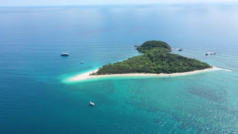 Eine-Luftaufnahme-Zeigt-Boote-In-Der-Nähe-Der-Frankland-Islands-Vor-Queensland-Australien-Aus