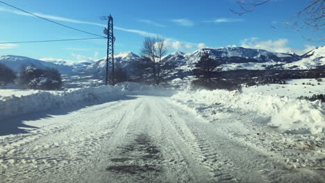 Der-Kalte-Wind,-Der-Hoch-Oben-In-Den-Bergen-Schnee-über-Die-Straße-Bläst