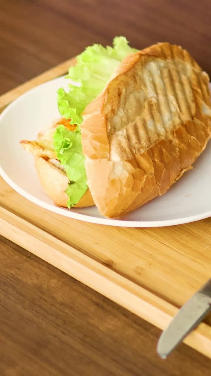 una preparación de comida con bánh mì y fideos