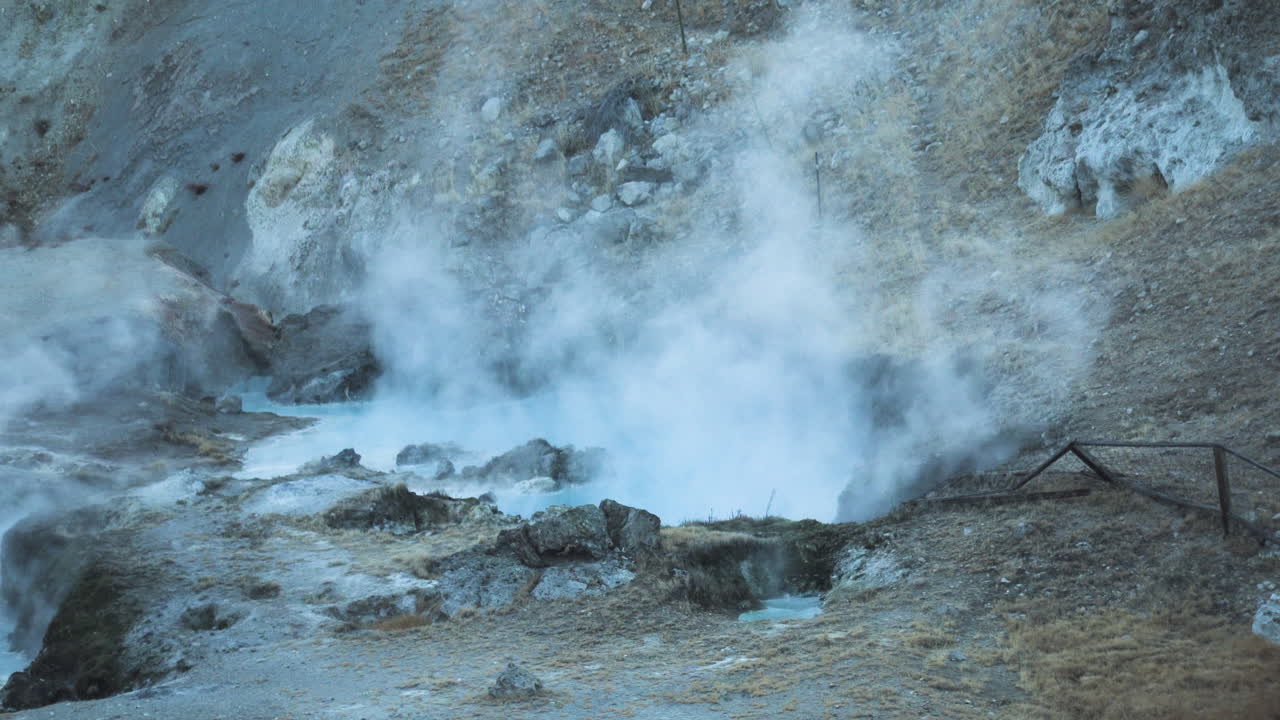 fuerte vapor de aguas termales, sitio geológico de hot creek, bosque nacional inyo, cámara lenta