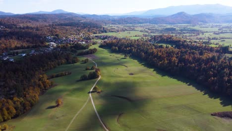 La-Magia-Del-Otoño-Se-Desarrolla-En-Planinsko-Polje,-Eslovenia,-Con-Hojas-De-Colores,-Pueblos-Rurales,-Bosques,-Arroyos,-Campos-Y-Nubes-En-Constante-Cambio.