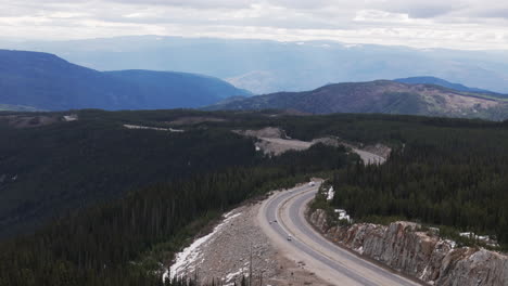 disfruta del viaje por la autopista 97c a kelowna.