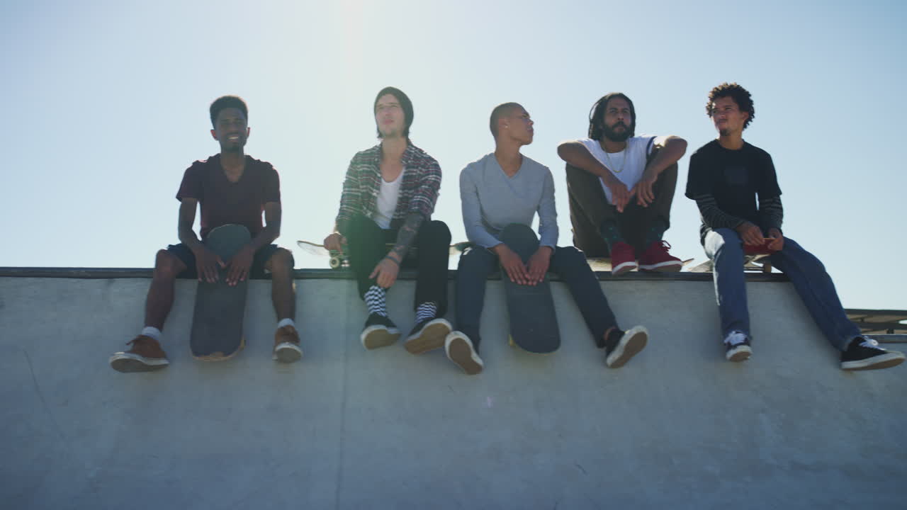 스케이트보딩처럼 사람들을 하나로  ⁇ 는 것은 없습니다.