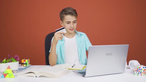 Niño-Comprando-Desde-Una-Computadora-Portátil.