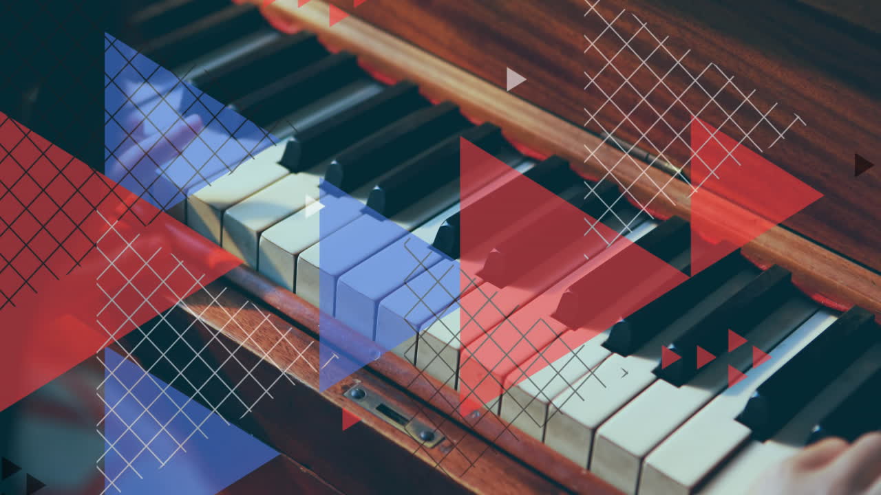 피아노를 연주하는 소년 위에 있는 삼각형의 애니메이션