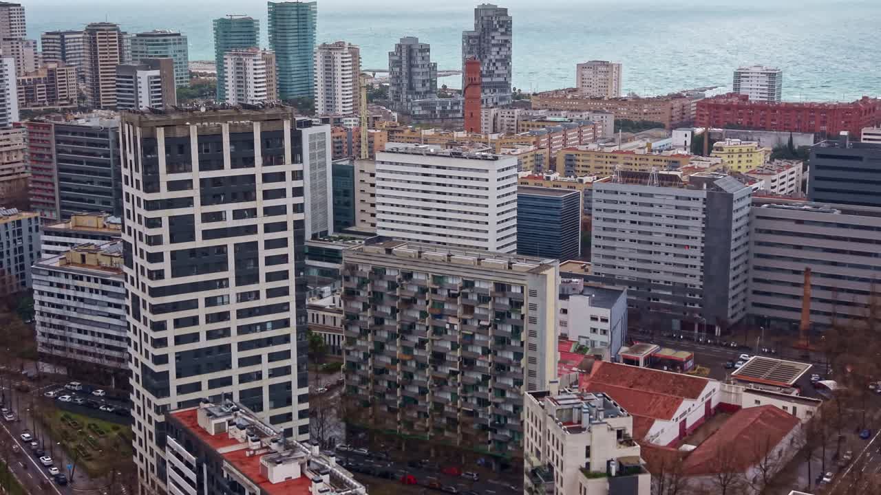 Paisagem urbana de Barcelona ao longo da Avenida Diagonal com edifícios e o Mar Mediterrâneo, Espanha