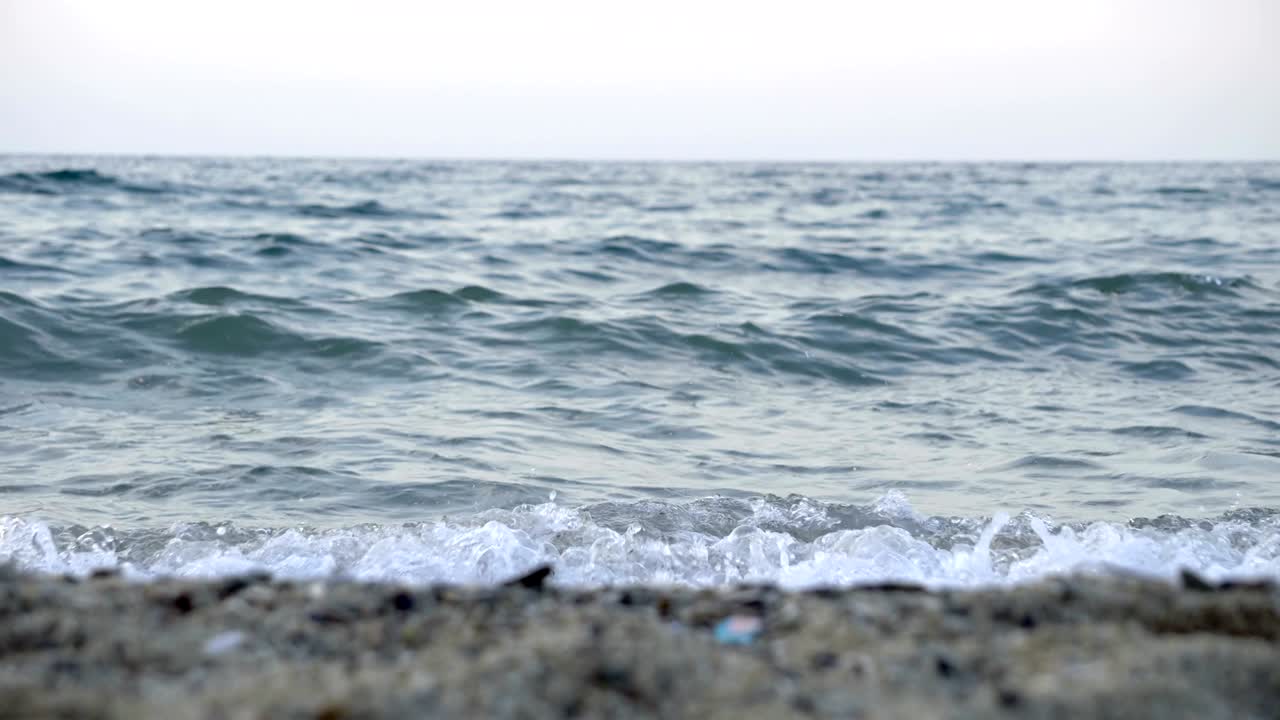 바위 바위와 함께 해변에서 가까운 해변 파동. 배경 루프