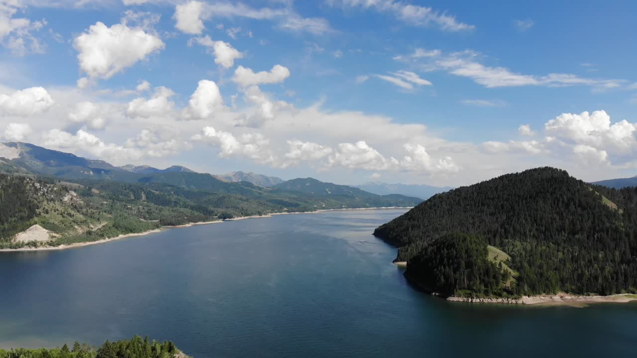 오후에 저수지 위의 항공 영상