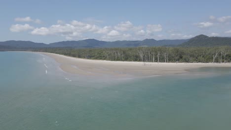 Arena-Blanca-Y-Exuberantes-Bosques-Verdes-En-La-Orilla-De-La-Playa-De-Thornton-En-Cape-Tribulation-En-Qld,-Australia