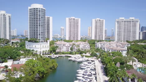 foto aérea ainda da aventura florida marina, revelando belos condomínios, iates e casas de luxo