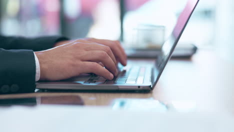 hombre de negocios, manos y portátil escribiendo correo electrónico