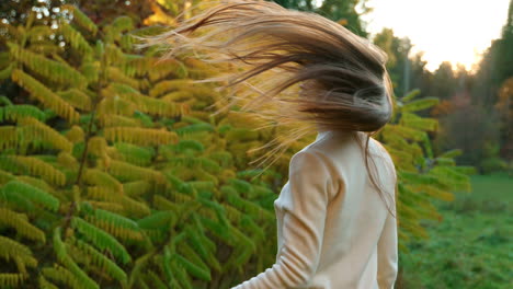 mujer caminando en el bosque de otoño
