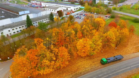 Vista-Otoñal-De-La-Carretera-De-Edificios.-Camino-De-Otoño-Cerca-De-Edificios-Industriales.