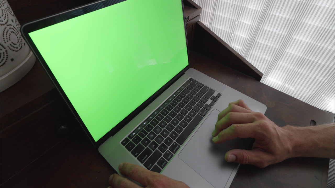 empleado que trabaja desde casa en el escritorio con una computadora portátil