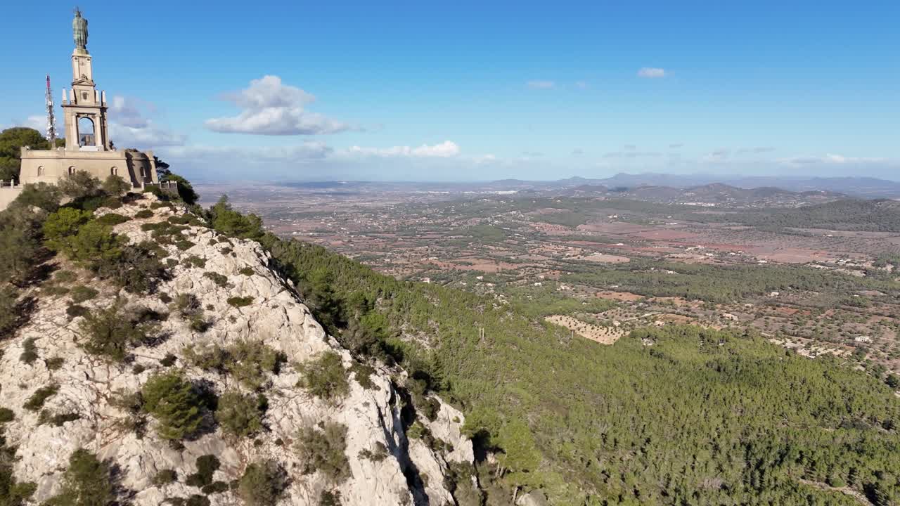 punto de vista aéreo sant salvador mallorca españa, maravilloso paisaje europeo verde