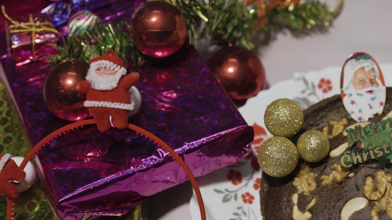 celebración de la víspera de navidad artículos decorativos en casa por la noche desde diferentes ángulos