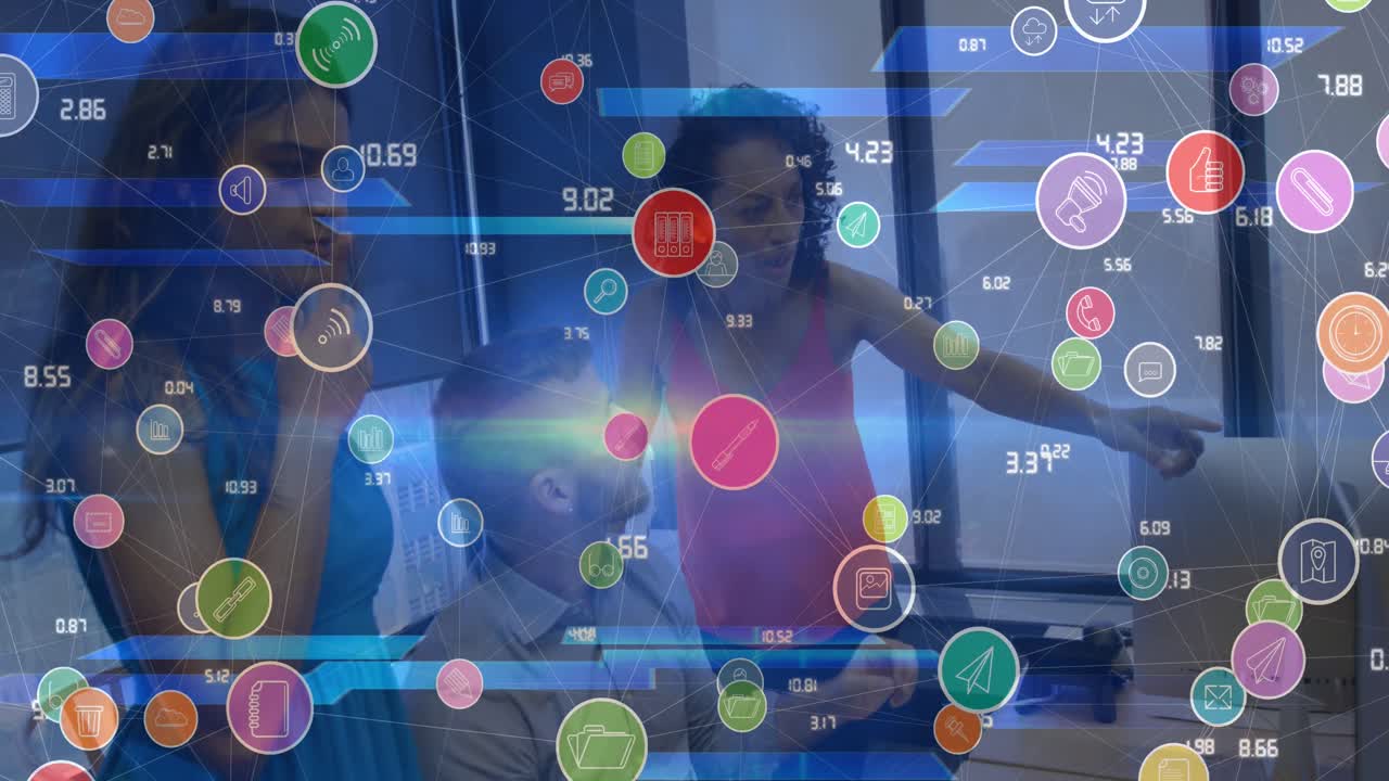 animación de iconos y luces sobre diversos empresarios que trabajan en la oficina