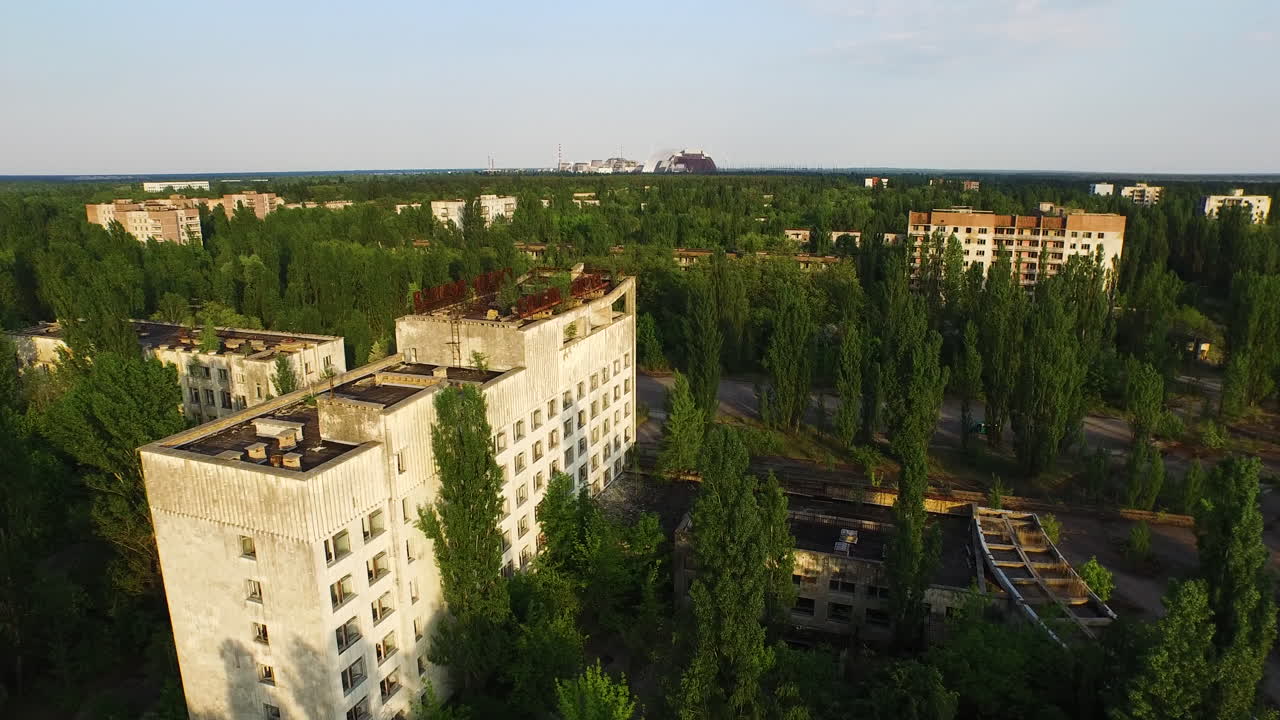 Widok z lotu ptaka na Prypeć, Ukraina, ukazujący, jak natura odzyskuje opuszczone miasto w pobliżu Czarnobyla