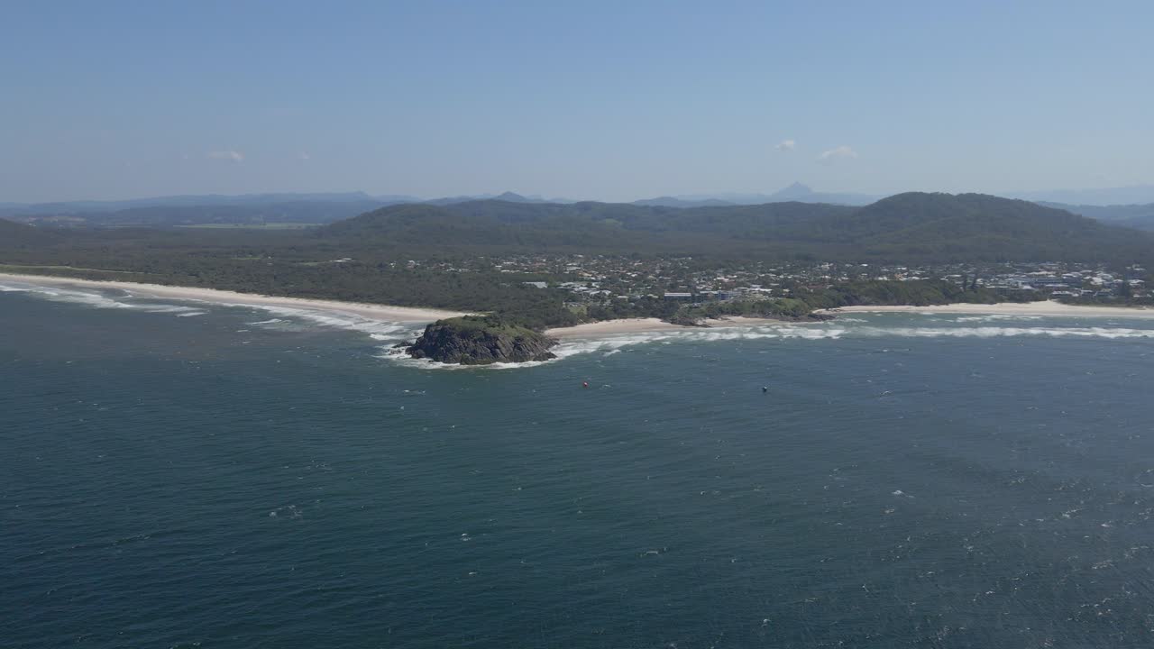gran vista de la tierra y tranquilas aguas azules de la playa de cabarita en el noreste de nueva gales del sur, australia