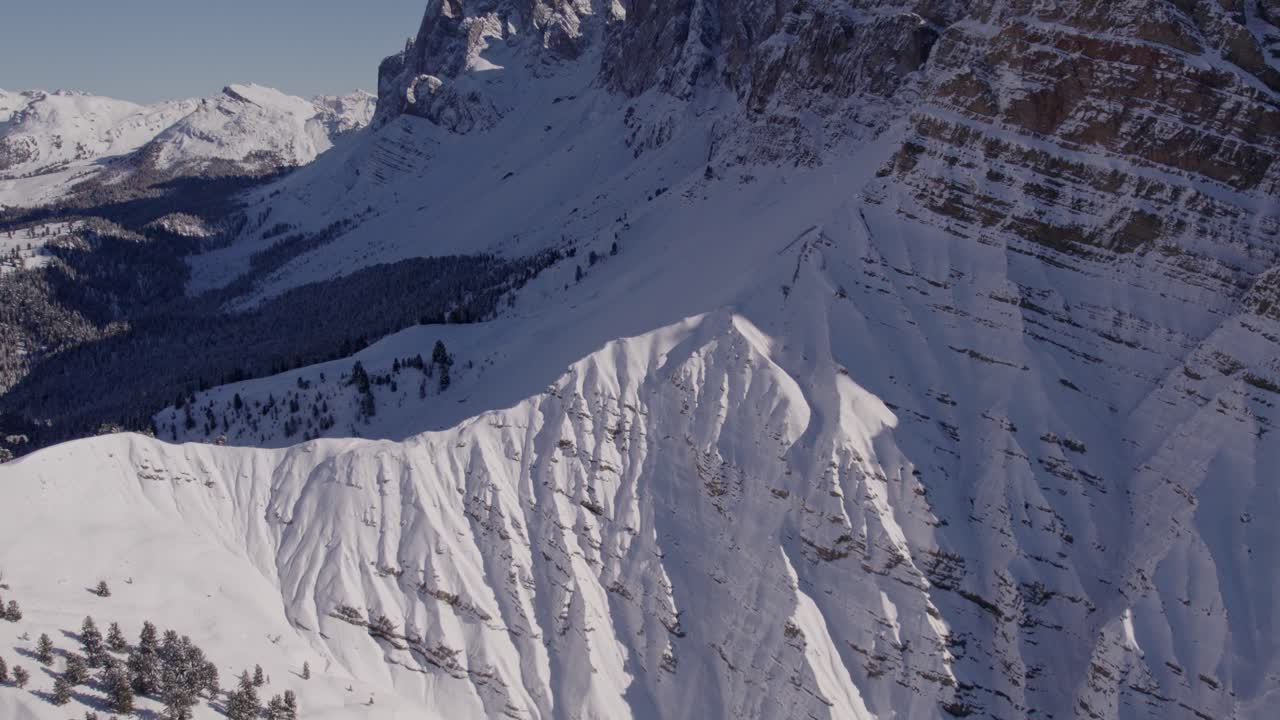 Paesaggio autunnale con le Dolomiti innevate, Alto Adige, Italia
