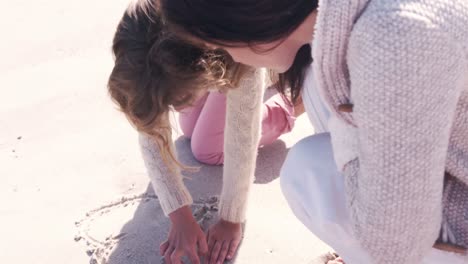 Mutter-Und-Tochter-Zeichnen-Im-Sand