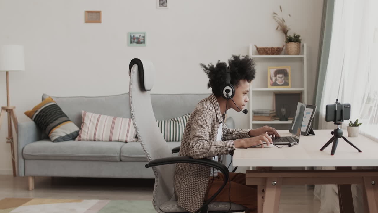 Jeune influenceur qui gagne à un jeu vidéo