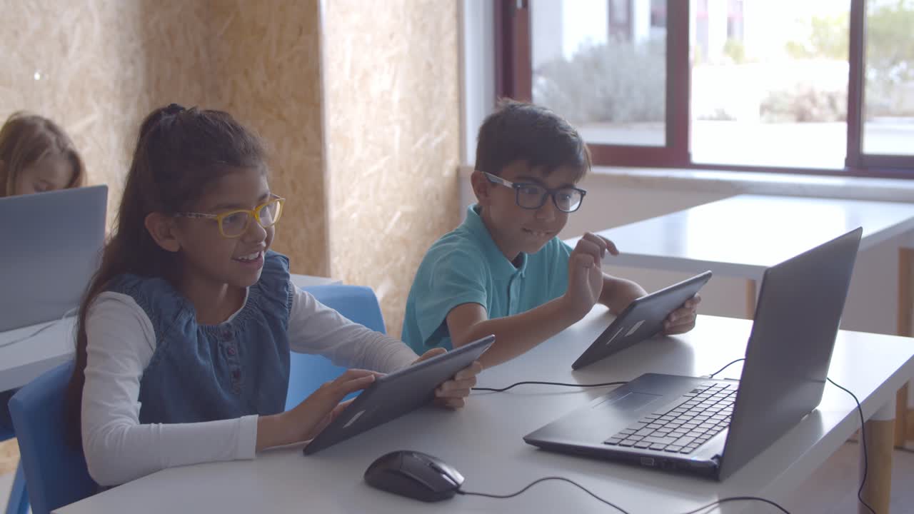 niños de escuela con gafas haciendo una tarea positiva