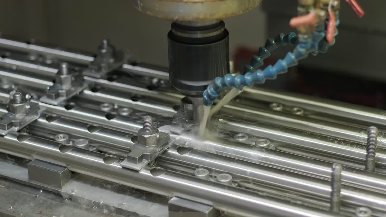 스테인리스 스 파이프를 절단하기 위해 밴드 은 산업용으로 금속 스테인리스 파이브를 절단하고 냉각기를 사용하여 가열합니다.