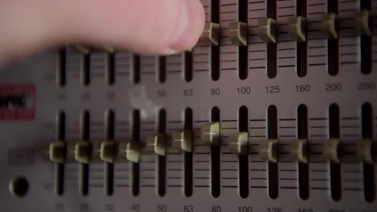 녹음 스튜디오에서 빈티지 아날로그 그래픽 eq의 다이얼을 조정하는 것