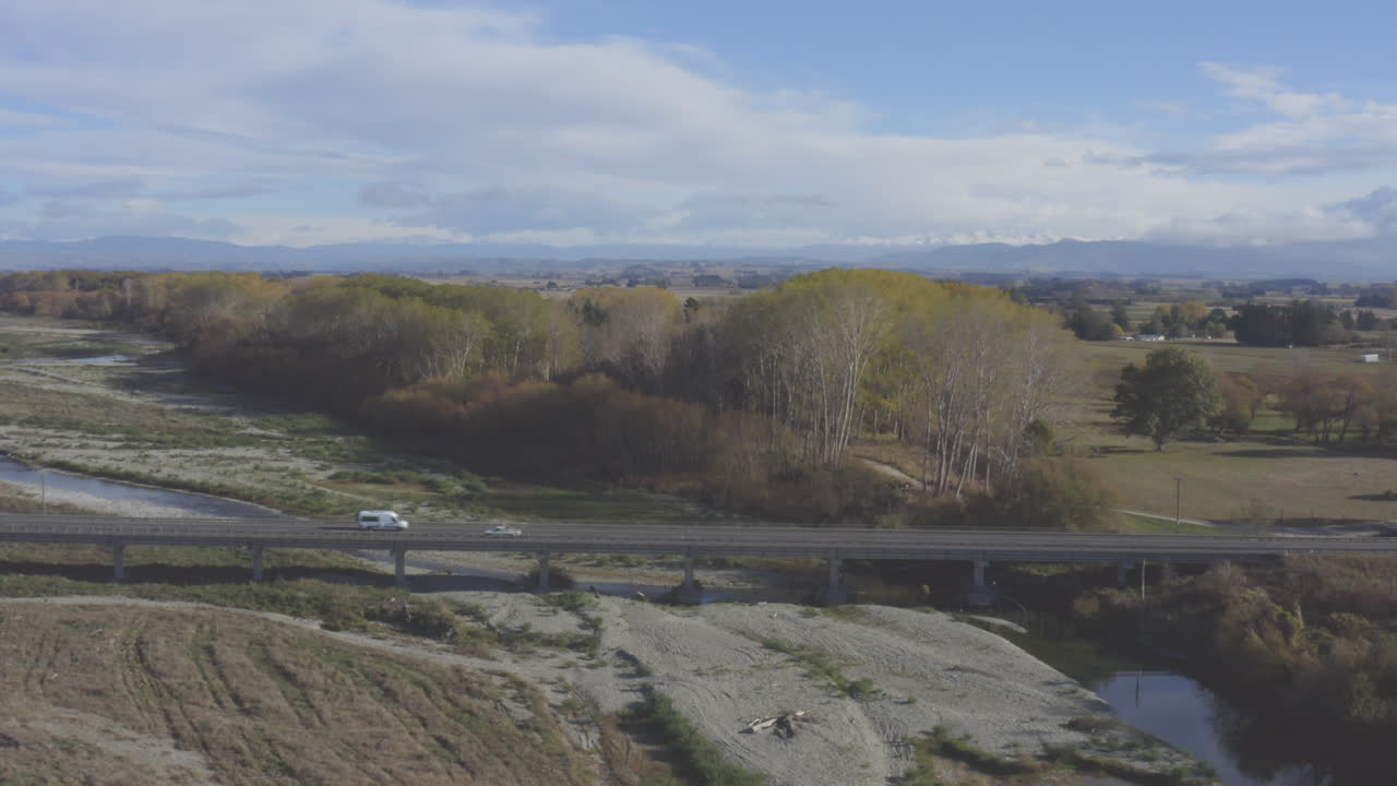un camper blanco puede conducir a través de un puente en nueva zelanda isla del sur, costa este