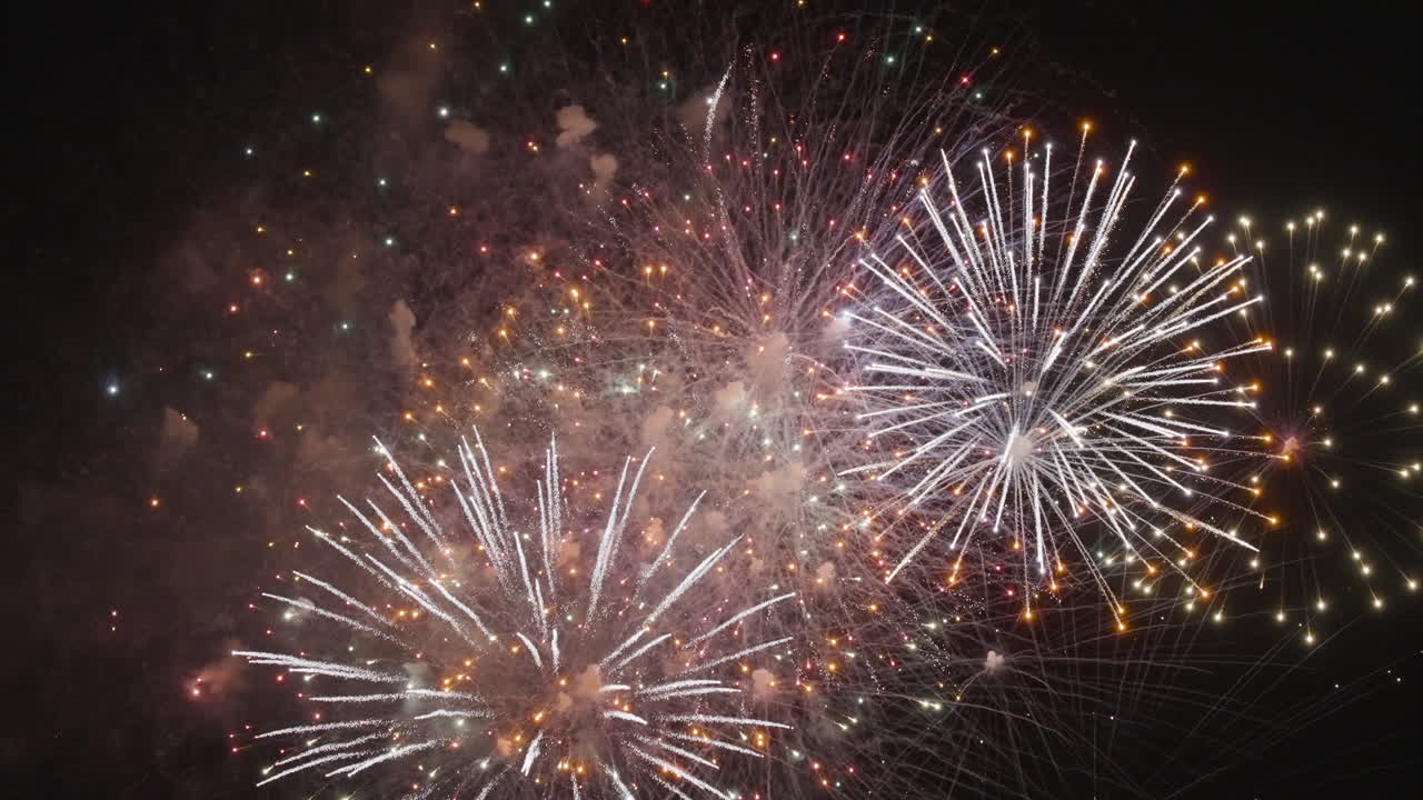 espectáculo de fuegos artificiales coloridos por la noche