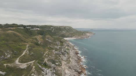 Toma-Aérea-De-Un-Dron-Volando-Alrededor-De-La-Playa-De-La-Iglesia-Ope,-En-La-Isla-De-Portland,-Dorset-Uk,-Frente-A-La-Costa-Sobre-El-Océano