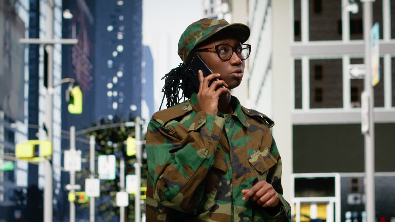 Soldato afroamericano dell'esercito accigliato, che riceve una telefonata preoccupante.