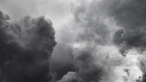 Fuerte-Tormenta-Dentro-De-Las-Nubes-Cumulonimbus