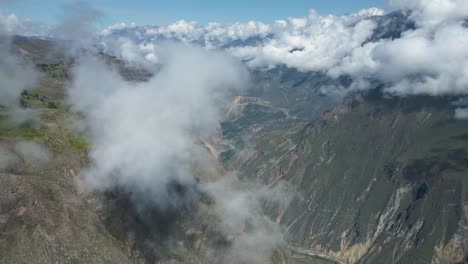 구름과 도시를 향한 전망과 함께 colca canyon 새벽의 드론 비행