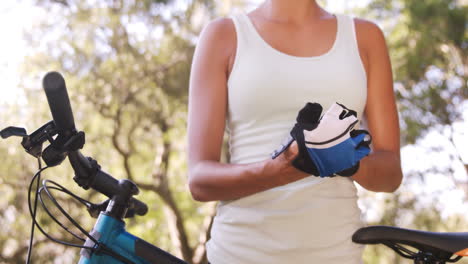 mujer con guantes de ciclismo