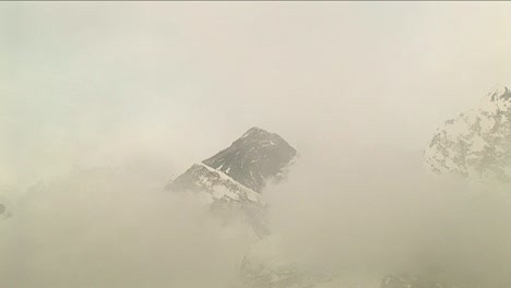 acercar el everest a través de las nubes