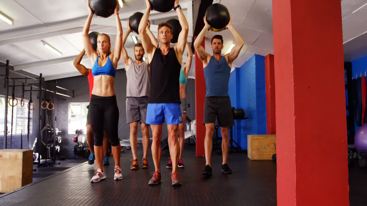 운동 공 으로 운동 하는 사람 들 의 그룹